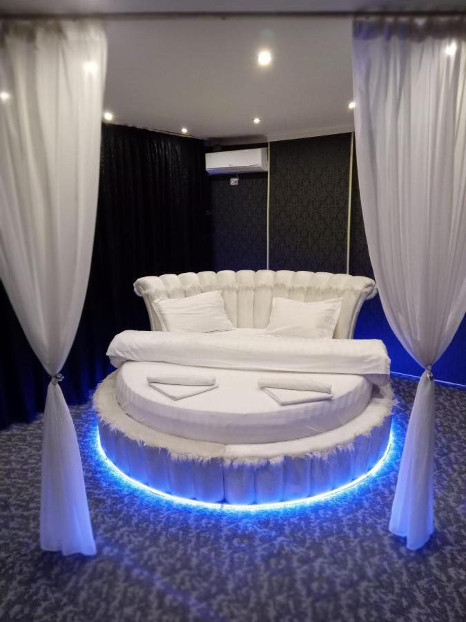 Bed and Breakfast Ely'S Mansion-24H Check-In Bucarest Exterior foto